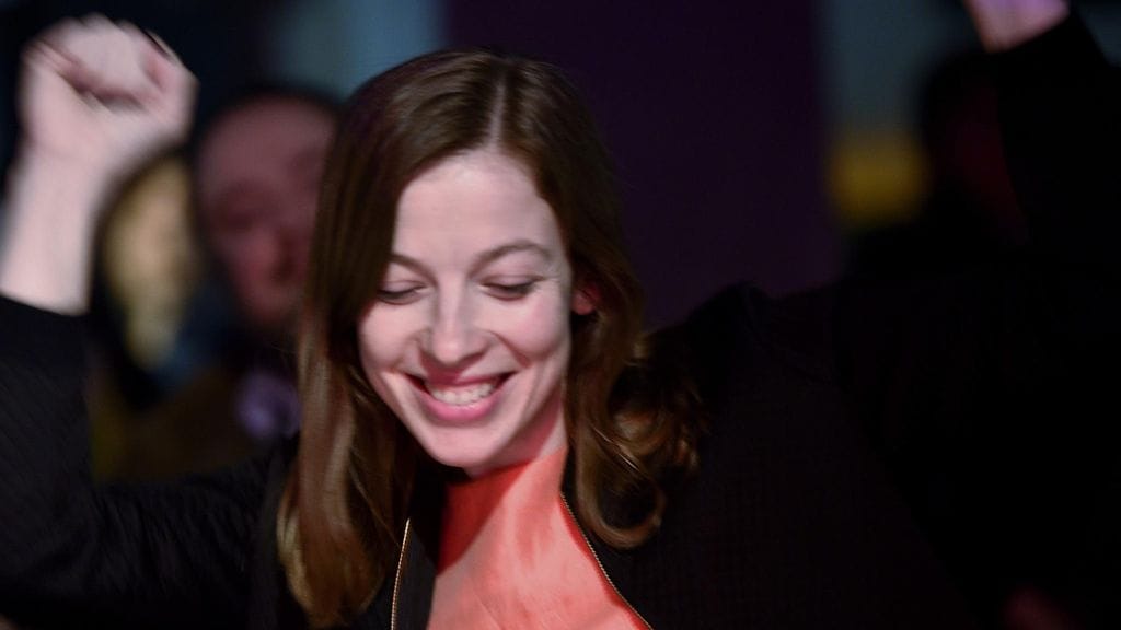 Vasemmistoliiton puheenjohtaja Li Andersson tuuletti vasemmistoliiton vaalivalvojaisissa kuntavaalien vaalipäivänä ravintola LeBonkissa Helsingissä sunnuntai-iltana.