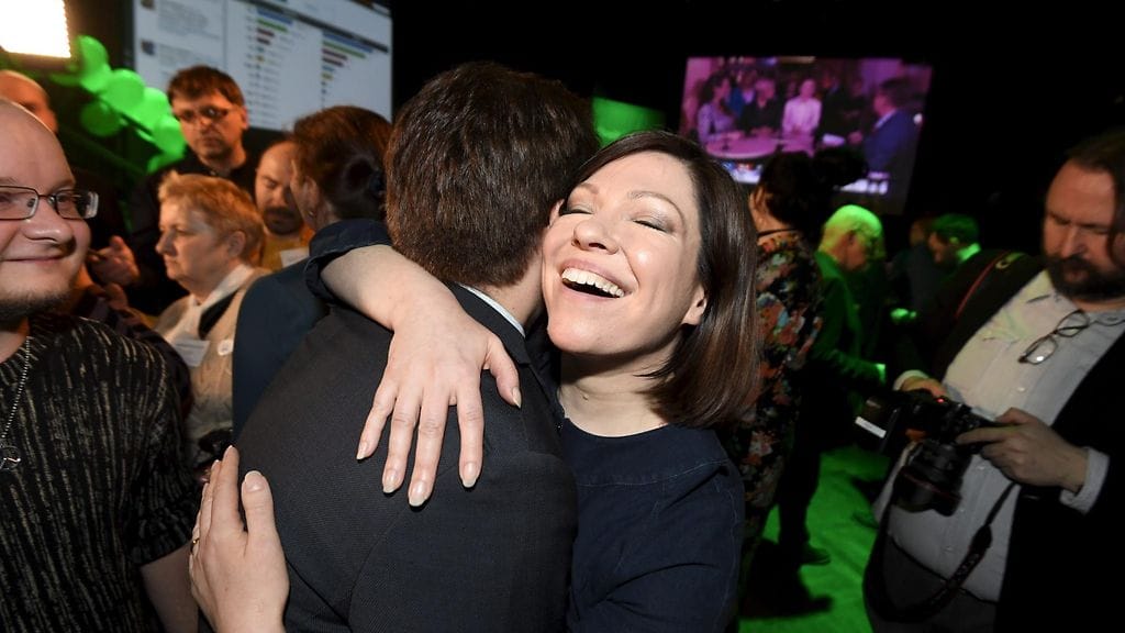 Vihreiden pormestariehdokas Anni Sinnemäki ja puheenjohtaja Ville Niinistö vihreiden vaalivalvojaisissa kuntavaalien vaalipäivänä Tavastia-klubilla Helsingissä 9. huhtikuuta 2017.