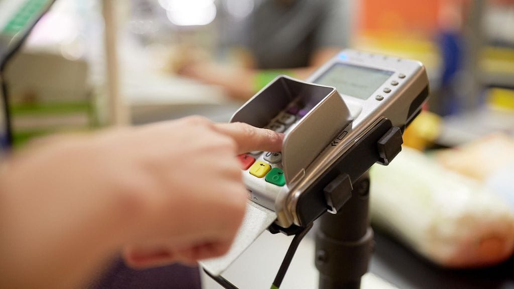 Itä-Suomen poliisi epäilee parikymppisen miehen huiputtaneen kassoja Itä-Suomessa. Kuvituskuva.