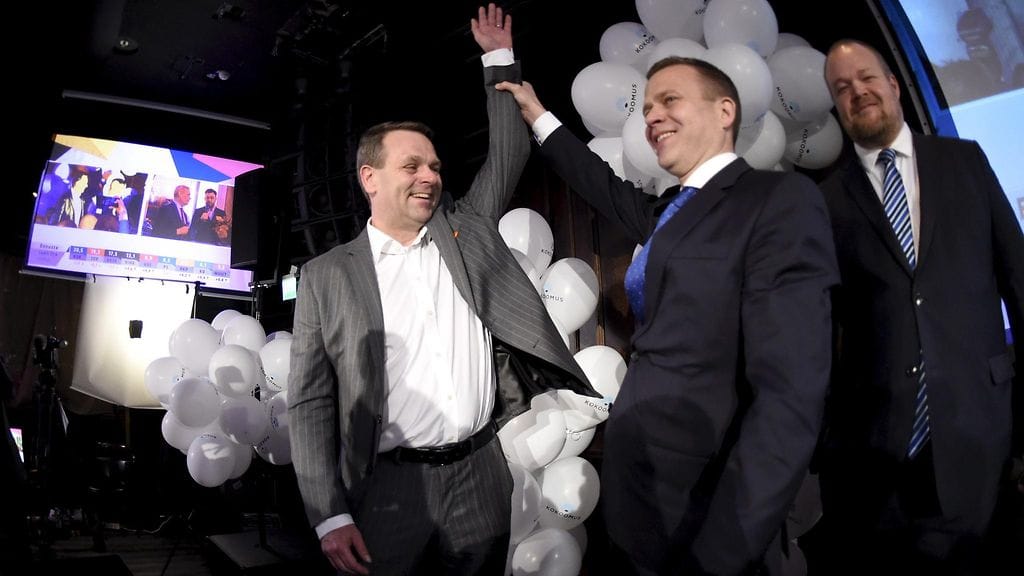 Kokoomuksen arvioidaan Helsingissä hyötyneen äänestysaktiivisuuden noususta, jota siivitti erityisesti kokoomuksen ja vihreiden välillä käyty pormestarikisa. Kokoomuksen pormestariehdokas ja ääniharava Jan Vapaavuori (vas) sekä puheenjohtaja, valtiovarainministeri Petteri Orpo ja puoluesihteeri Janne Pesonen (oik) tuulettavat Vapaavuoren äänimäärää.