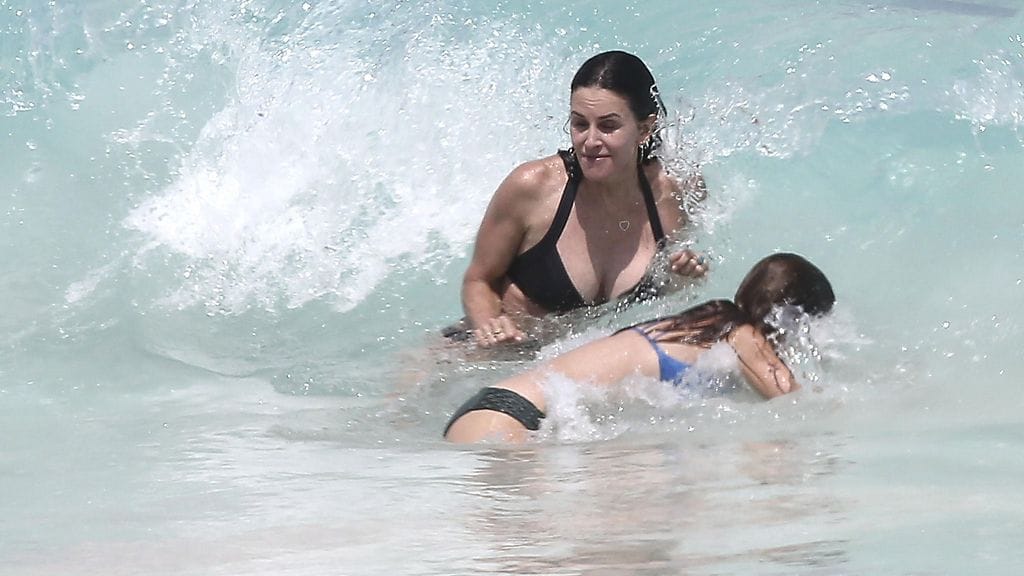 Courteney Cox lomalla Bahamasaarilla 3.-4.4.2017 8