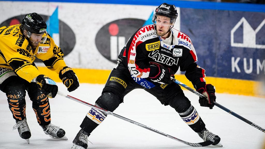 JYPin Anssi Löfman suojaa kiekkoa, KalPan Matias Myttynen yrittää riistää.