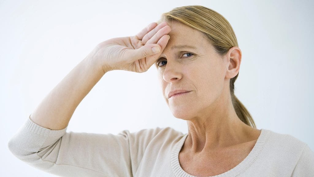 Kuumat aallot ovat tyypillisiä vaihdevuosien aiheuttamia oireita. Kuvituskuva.