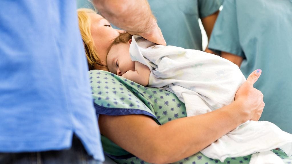 Tuoreen äidin mukaan kaikki synnyttäneet äidit ovat viinipullonsa ansainneet.