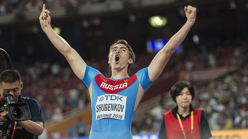 Sergei Shubenkov juhli pika-aitojen MM-kultaa Pekingissä kesällä 2015.