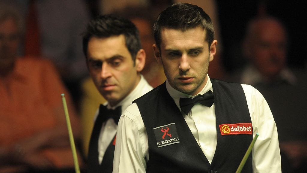 Ronnie O'Sullivan (takana) taipui Mark Selbylle MM-finaalissa kolme vuotta sitten.