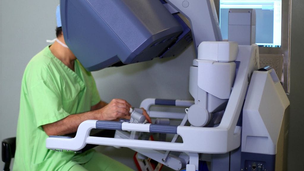 Robottileikkaus vaatii aina ammattitaitoisen kirurgin.