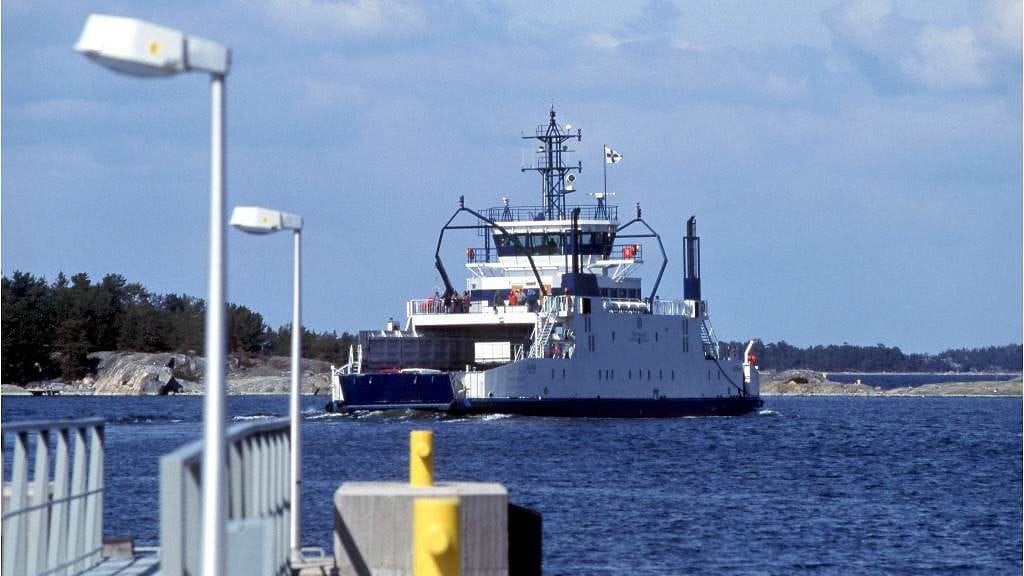 Kuvassa Merenkulkulaitoksen m/s Aura lähdössä Långnäsin satamasta.