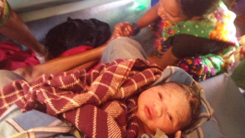 Erikoisesta synnytyksestä huolimatta sekä äiti että lapsi voivat hyvin.