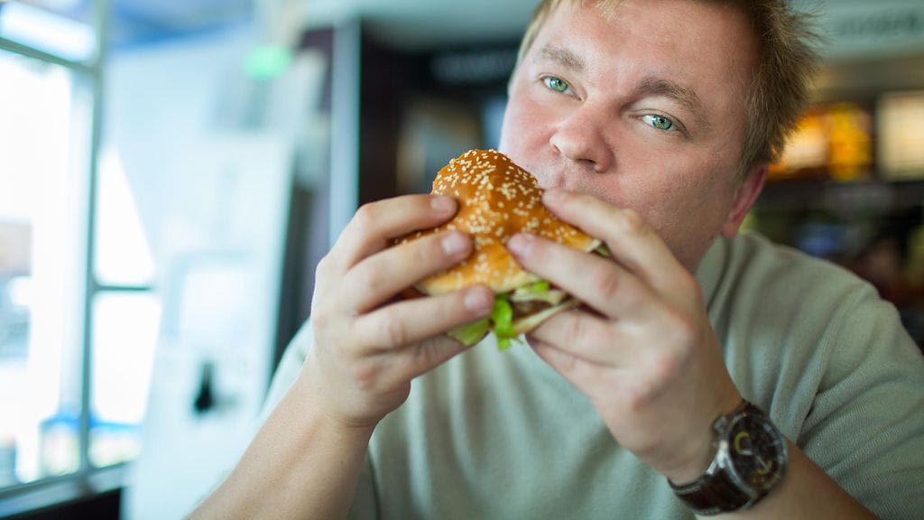 Ylipaino ja kolesteroliongelmat vaikuttavat niin, että aivoihin kertyy Alzheimerin tautiin liittyviä amyloideja. Kuvituskuva.
