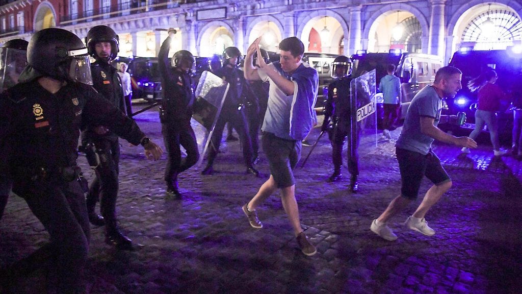 Leicesterin fanit ottivat yhteen mellakkapoliisin kanssa.