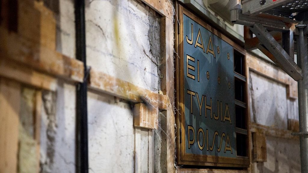 Eduskuntatalon peruskorjaustyömaata kuvattuna 17. elokuuta 2015. Istuntosali. Äänestystaulu.