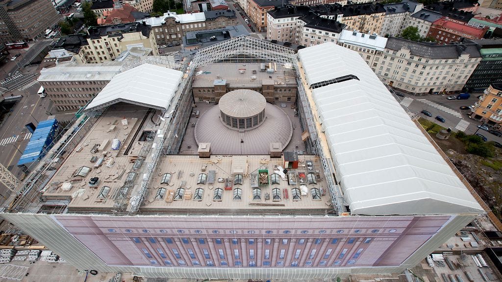 Peruskorjauksen vuoksi Eduskuntatalon eteen on pystytetty nosturi, jonka korkeus on 74,7 metriä (85,40 metriä merenpinnasta). Kuva on otettu nosturin huipulta.