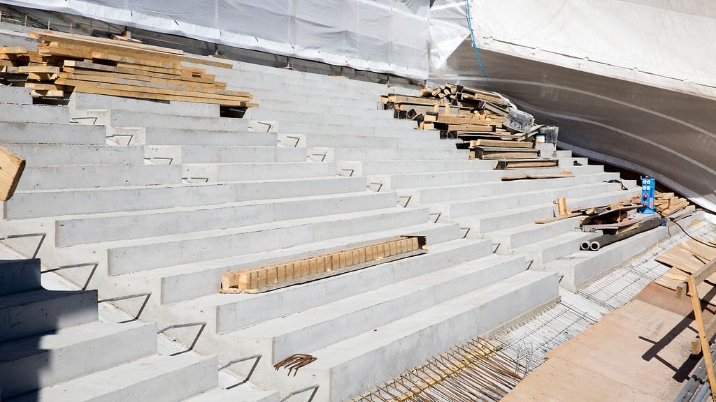 Media vieraili ensimmäistä kertaa Eduskuntatalon työmaalla 12. toukokuuta 2016. Työmaa oli suunnilleen puolivälissä. Eduskuntatalon portaat odottavat vielä alkuperäisiä kiviä.