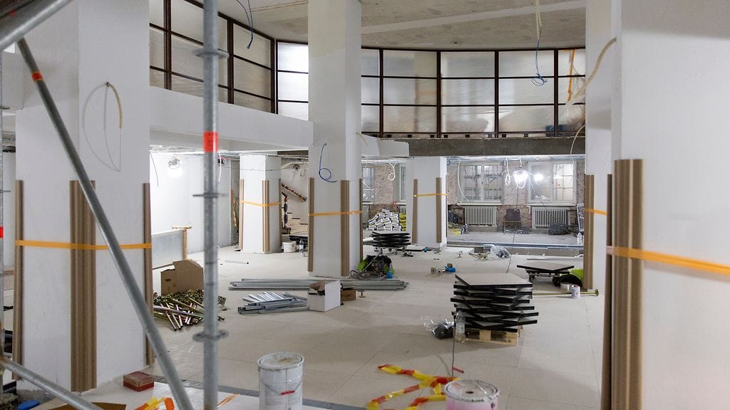 Eduskuntatalon peruskorjaustyömaa kuvattuna 21. helmikuuta 2017. Istuntosalin alapuoliseen tilaan asennetaan lattiaa.