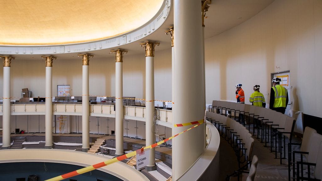 Puhemies Maria Lohela vieraili 31. maaliskuuta 2017 Eduskuntatalon peruskorjaustyömaalla. Istuntosalin parvella asennetaan tuoleja.