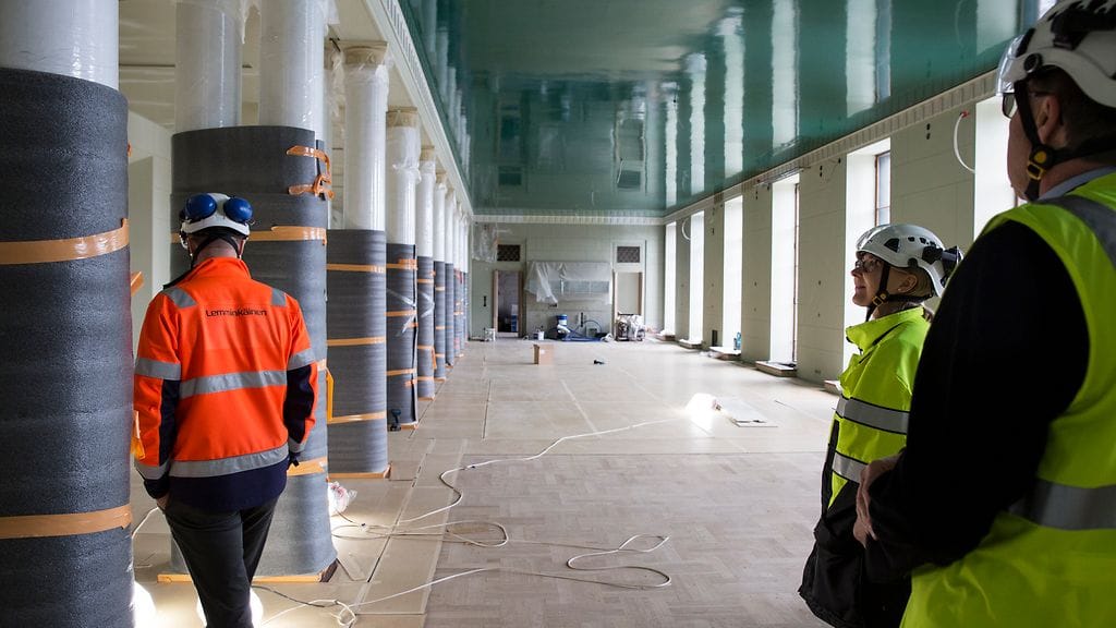 Puhemies Maria Lohela vieraili 31. maaliskuuta 2017 Eduskuntatalon peruskorjaustyömaalla. Toisen kerroksen kahvila on saanut uuden parketin.