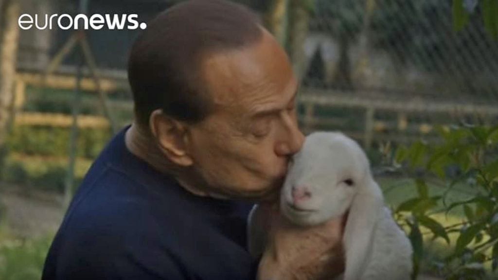 Italian entinen moninkertainen pääministeri Silvio Berlusconi hellitteli lampaita viime vuoden pääsiäisenä ja kehotti ihmisiä viettämään kasvispääsiäistä.