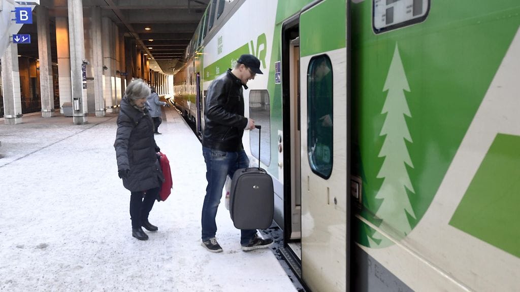 Kolariin ja Rovaniemelle matkalla olevat junat viivästyivät tunteja toisen junan autovaunun ongelmien takia. Kuvituskuva Pasilan asemalta Helsingistä.