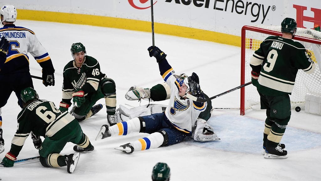 Mikko Koivu (oik.) ja Mikael Granlund (etuvas.) kokivat järkytyksen jatkoajalla.