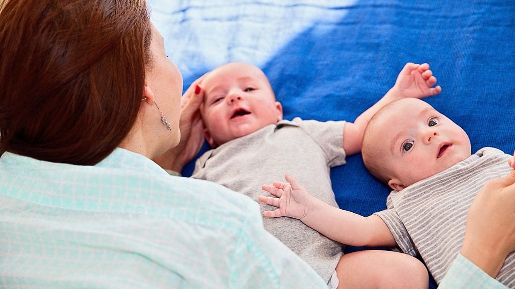 Vilkkaiden kaksosten hoitaminen käy äidin mukaan työstä.