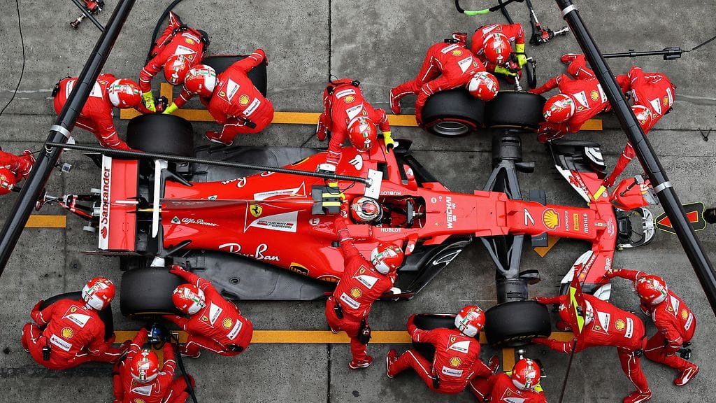 Kimi Räikkönen varikkokäynnillä.