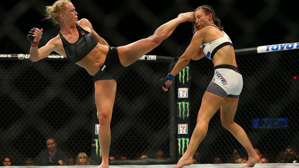 Holly Holm (vas.) vastaan Miesha Tate maaliskuussa 2016.