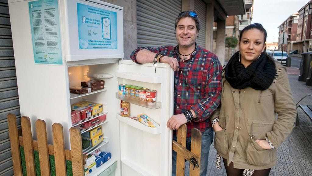 Alvaro Saiz ja vapaaehtoinen Ainhoa Crespo solidaarisuusjääkaapin vierellä Galdakaon vapaaehtoisjärjestön toimiston edustalla Baskimaalla Galdakaossa Espanjassa, 28. joulukuuta 2016.