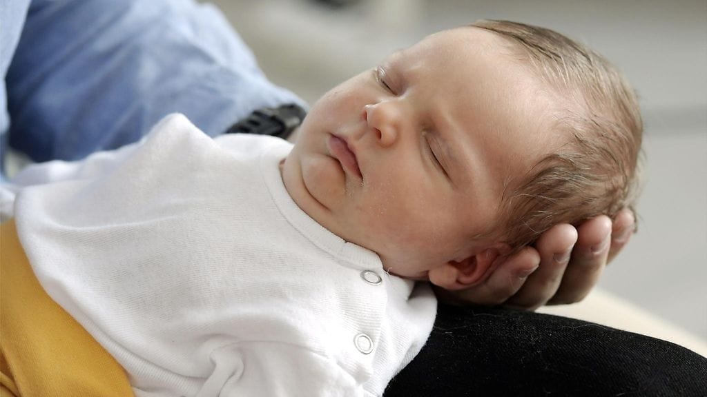 Isä Aku Ryhänen sekä Emma-tytär kotonaan Helsingissä 31. tammikuuta 2017.