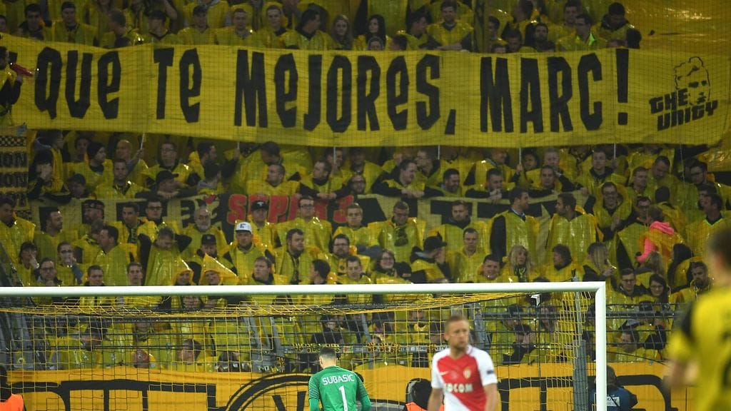 Dortmundin jalkapallojoukkueen linja-auto oli tiistaina matkalla Mestarien liigan kotiotteluunsa, kun sen lähellä räjähti kolmesti. Yksi pelaajista, Marc Barta, loukkaantui.