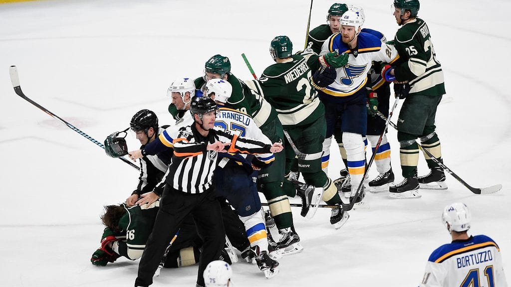 Loppusummerin soitua puhkesi nujakka. Erik Haula jään pinnassa vasemmalla.