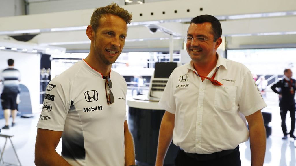 Jenson Button ja Eric Boullier Britannian GP:ssä viime kesänä.
