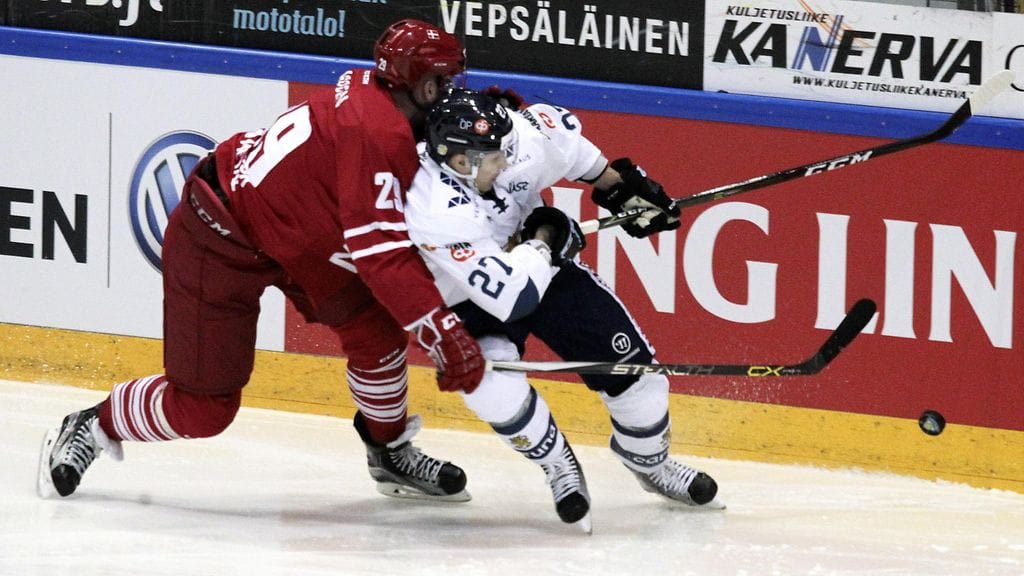 Morten Madsen (vas.) teki Tanskan 1-0-maalin.