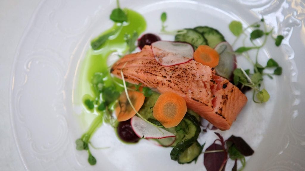 Suomi 100 -menun alkuruoka, tervamarinoitua lohta, tillikurkkuja ja vihreää perunasalaattia. Nimikkomenuta tarjoillaan juhlavuoden 2017 aikana Suomen ulkomaanedustustoissa. Menu pitää sisällään alkupalat, alkuruoan, pääruoan sekä jälkiruoan. Sen ovat suunnitelleet keittiömestarit Kim Palhus ja Arto Rastas.