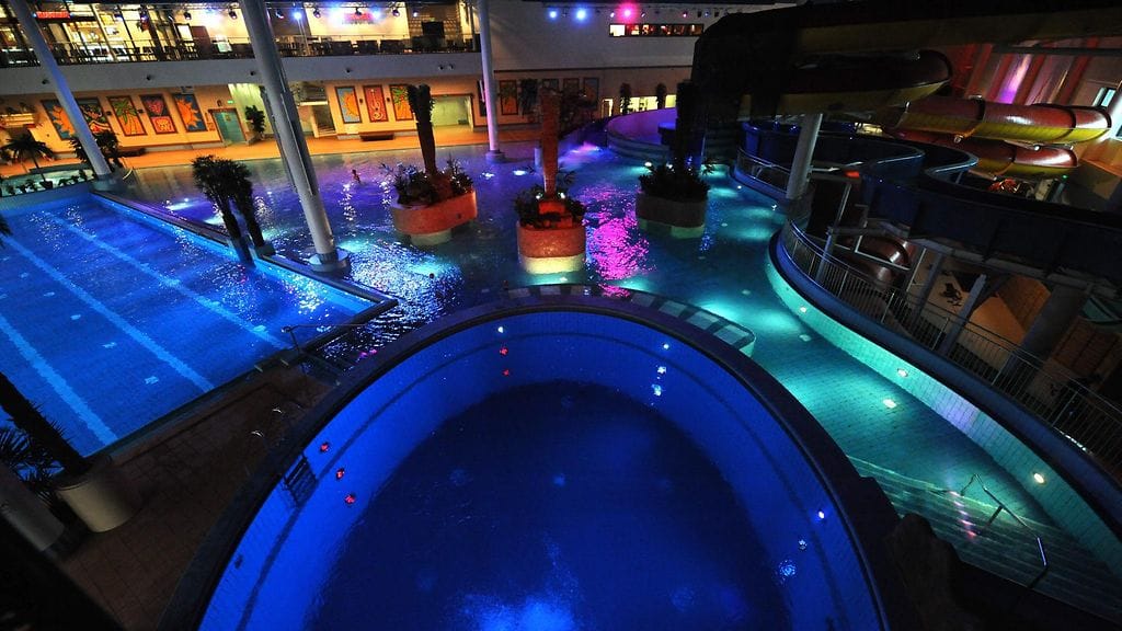 Uimarit olivat havainneet pojan altaan pohjassa ja kiskoneet tämän ylös altaasta. Arkistokuva.