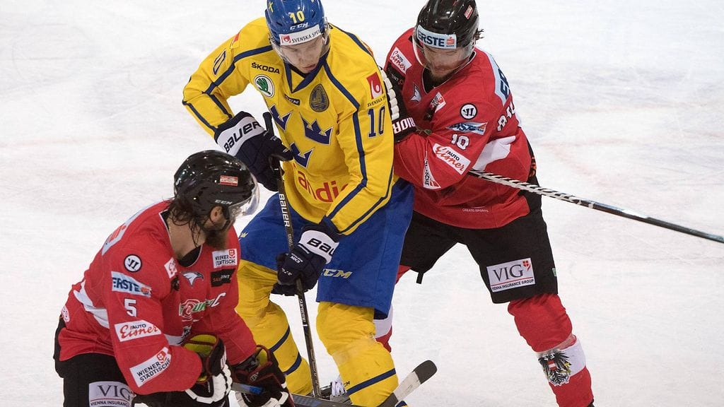 Victor Ejdsell (kesk.) nousi tänä keväänä ensimmäistä kertaa maajoukkuerinkiin.