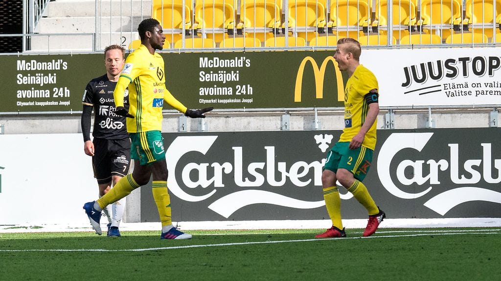 Ariel Ngueukam ja Antti Hynynen tuulettamassa 2-1-voittomaalia.