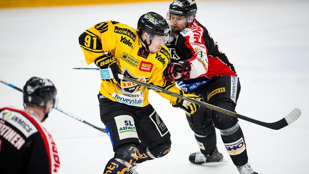 Vikkeläjalkainen Janne Keränen on KalPan identiteetin mukainen pelaaja. Kuvassa häntä yrittää pidellä JYPin kolossimainen puolustaja Nolan Yonkman.