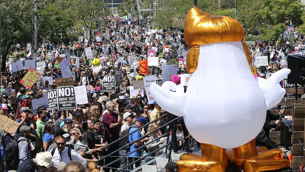 Los Angelesissa protestoijat toivat paikalle myös kanan, jolla oli Trumpin tukkaa muistuttava kuontalo.