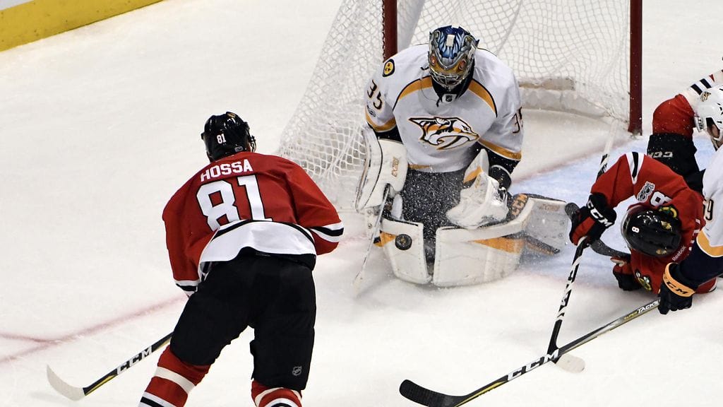 Pekka Rinne torjumassa Chicagon Marion Hossan laukauksen.