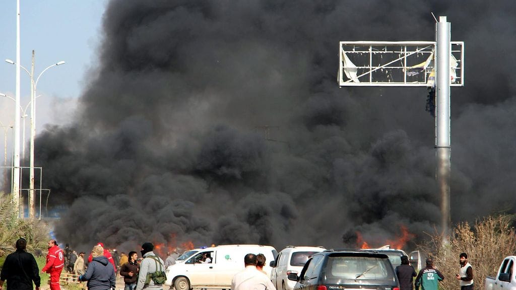Pommi-iskun kohteeksi joutuneista evakuointibusseista nousi sankka savu.
