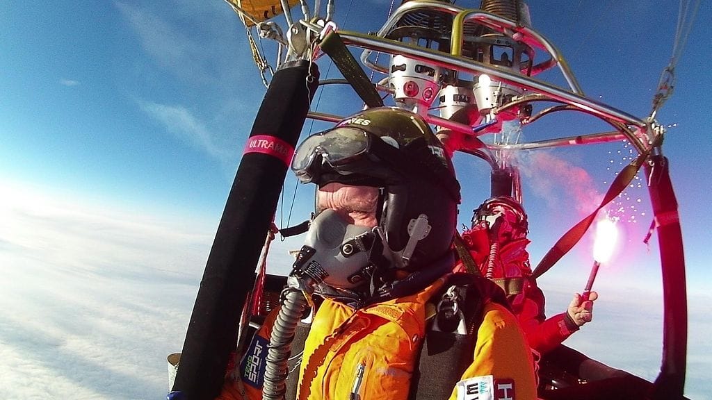 Kuvassa Timo Toivonen on noin 9 kilometrin korkeudessa ja takana pilotti Markku Sipinen yrittää polttaa propaania taustalla soihdulla.