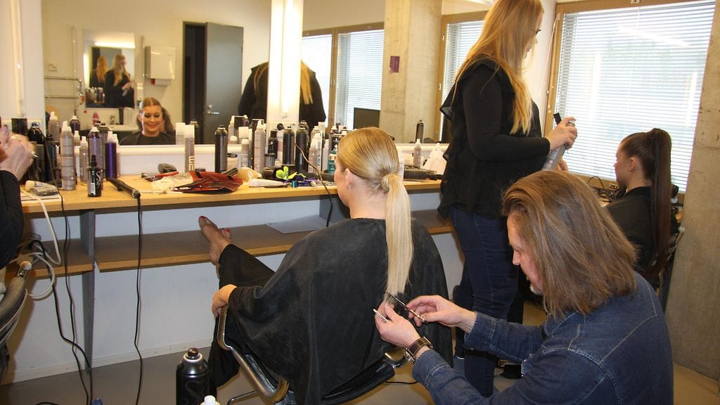 Kirsi Alm-Siira saa kisakampauksen parturi-kampaaja Riku Tuovisen tuolissa.