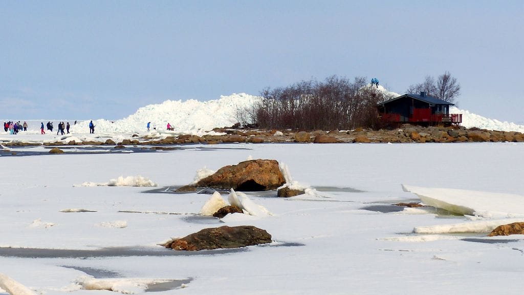 Röykkiöillä on kulkenut paljon ihmisiä ihmettelemässä niitä. Kuva: Matti Hietala, Vaasa.