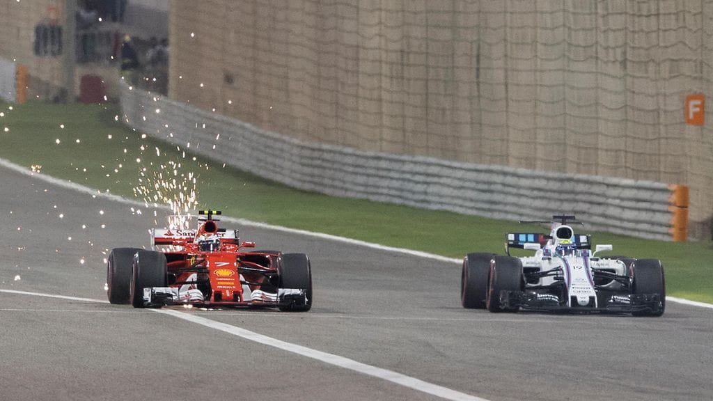 Kimi Räikkönen paahtaa Felipe Massan ohi Bahrainissa.