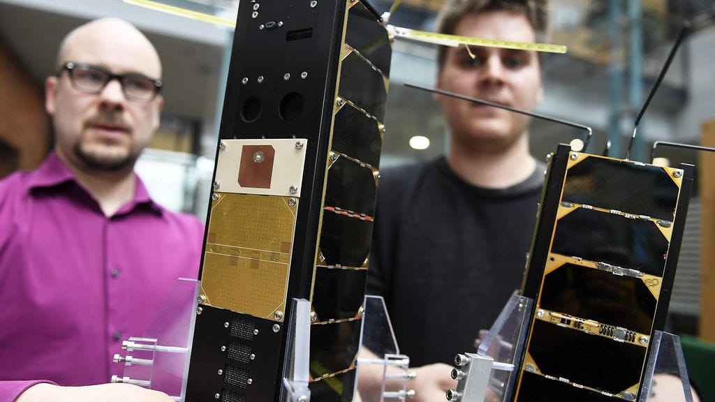 Professori Jaan Praks ja  Reaktor Space Labin toimitusjohtaja Tuomas Tikka esittelivät Aalto 1 ja  2 -satelliitteja  Aalto-yliopistolla Espoon Otaniemessä 24. maaliskuuta 2017.