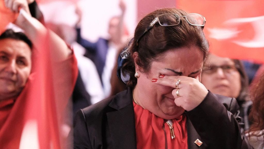 CHP:n kannattajat olivat murheissaan äänestystuloksen tultua julki.