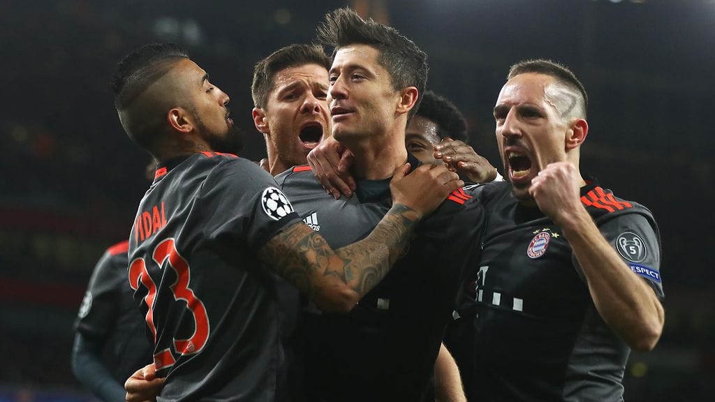 Robert Lewandowski (kesk.) on ollut hurjassa maalivireessä tällä kaudella.