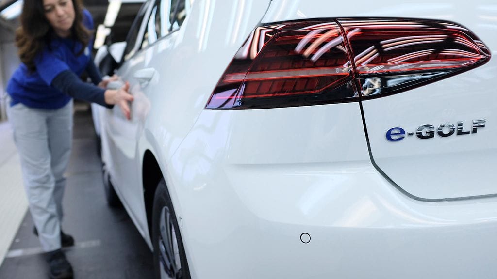 Volkswagen e-Golfia viimeistellään Wolfsburgissa.