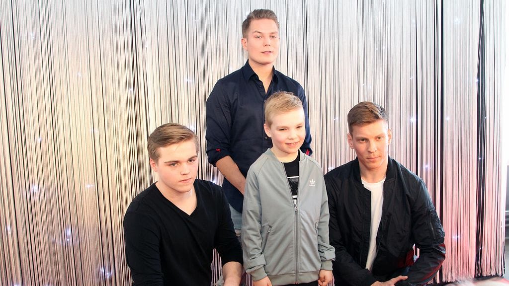 Eemeli ja Vilhelmi Masanen, Niklas ja Julius Liukkonen, Jare ja Jere Tiihonen, Antti Holma Cheek-elokuvan pressitilaisuus 18.4.2017 1 (1)